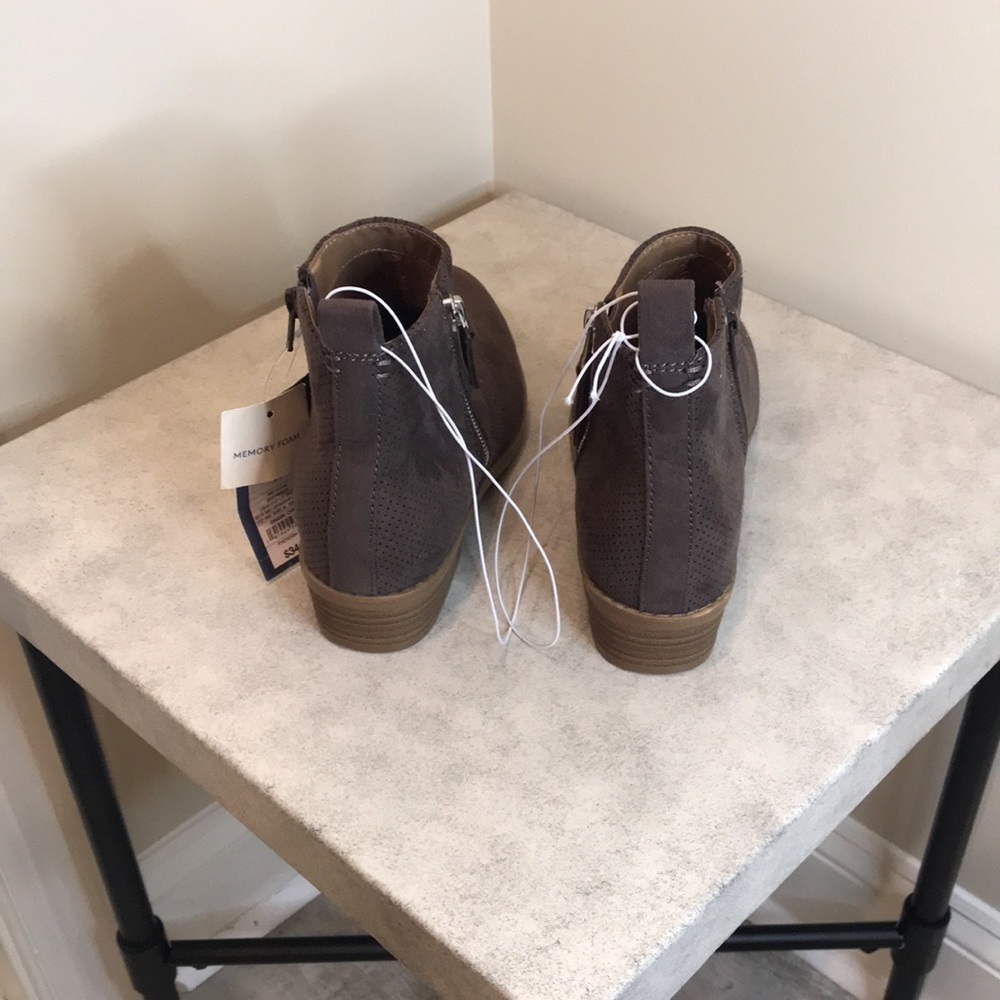 Women's Universal Thread
Shoes Universal Standard
Marlis Bootie nwt - Picture 9 of 10
